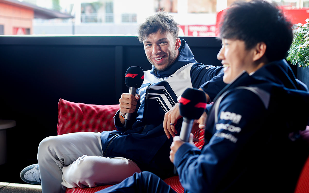 インタビューに答えるアルファタウリのピエール・ガスリーと角田裕毅、2022年4月23日F1エミリア・ロマーニャGP
