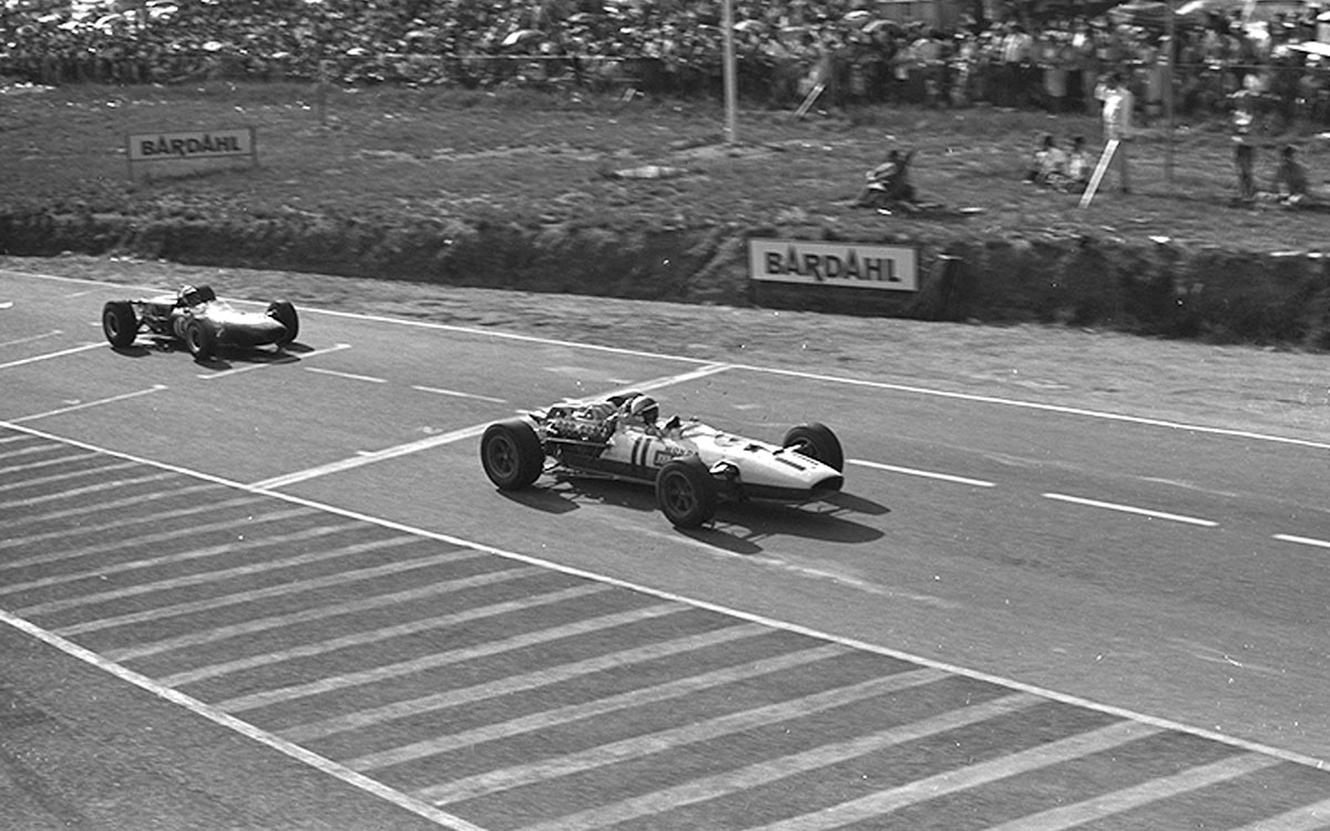 ホンダRA273をドライブするジョン・サーティース、1967年1月2日F1南アフリカGPにて