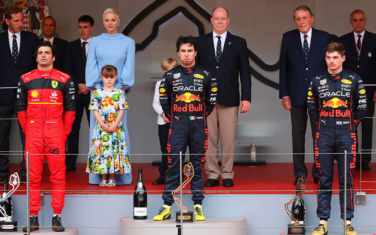 カルロス・サインツ（フェラーリ）、セルジオ・ペレス（レッドブル）、マックス・フェルスタッペン（レッドブル）、2022年5月29日F1モナコGPの表彰台セレモニーにて
