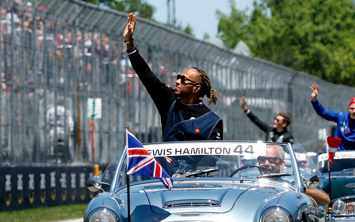 ドライバーズパレードで観客に手を振るルイス・ハミルトン（メルセデス）、2022年6月19日F1カナダGP決勝レース