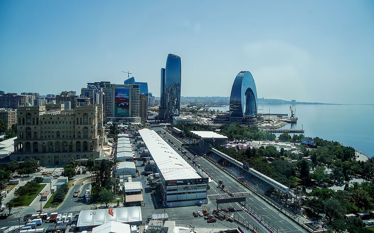 F1アゼルバイジャンGPの舞台、バクー市街地コースのホームストレートとピットの空撮写真、2022年6月9日
