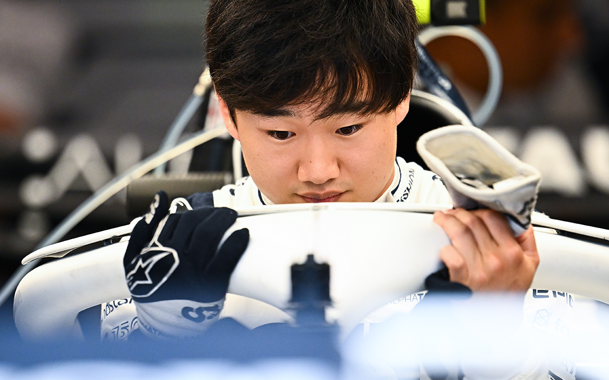 ジル・ビルヌーブ・サーキットのガレージ内でクルマに乗り込むアルファタウリの角田裕毅、2022年6月16日F1カナダGP