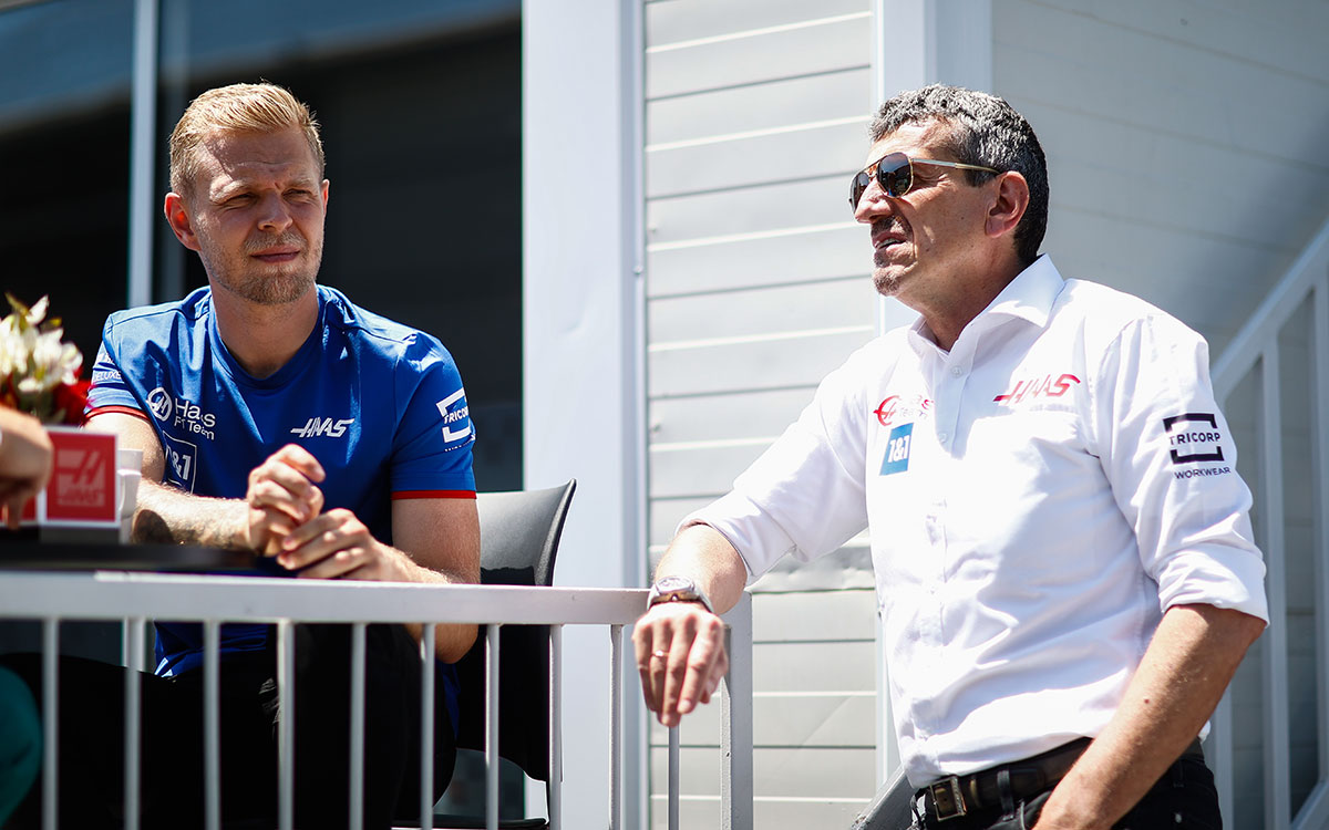 ハースのギュンター・シュタイナー代表とケビン・マグヌッセン、2022年6月10日F1アゼルバイジャンGP