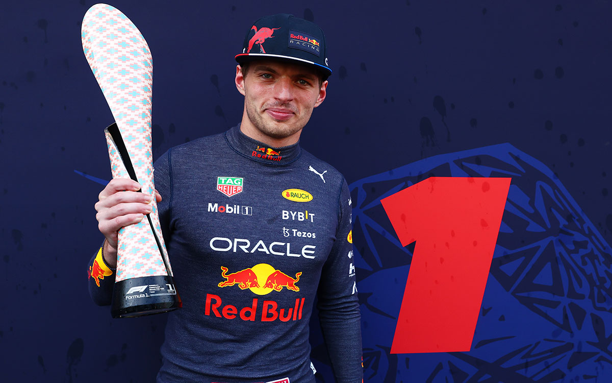 優勝トロフィーを手に笑顔を見せるマックス・フェルスタッペン（レッドブル）、2022年6月12日F1アゼルバイジャンGP決勝レース