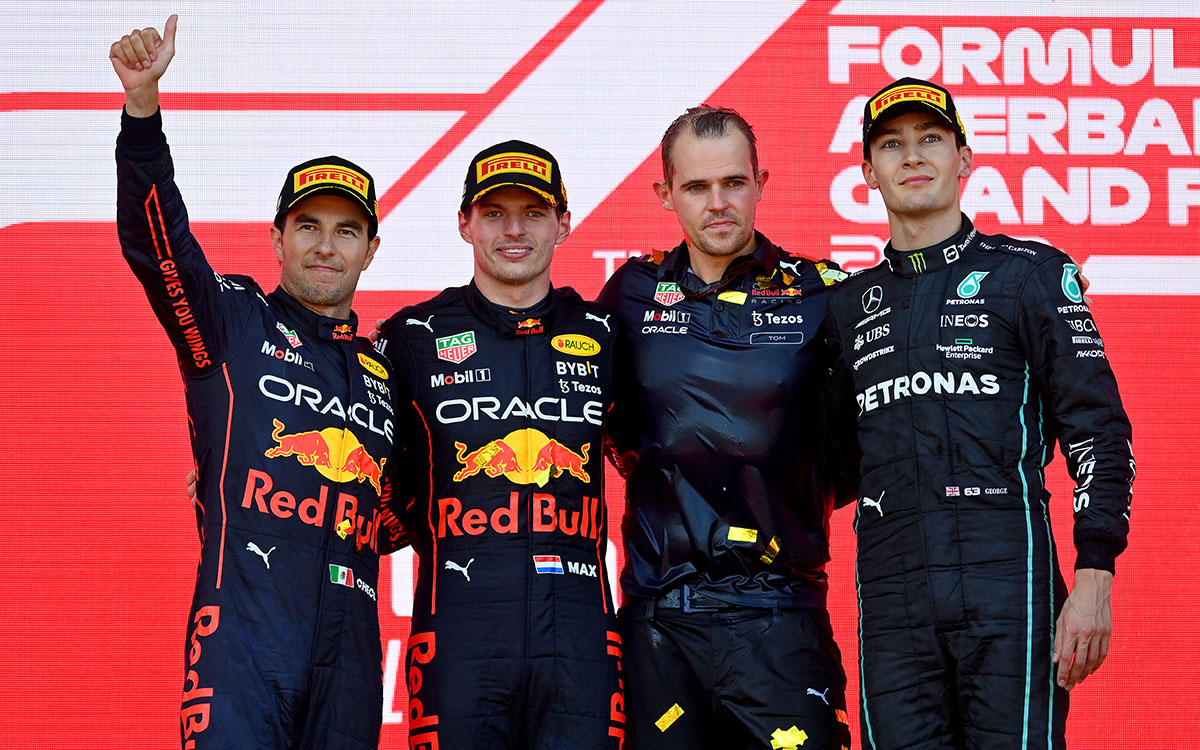 表彰台に上がったレッドブルのセルジオ・ペレスとマックス・フェルスタッペン、メルセデスのジョージ・ラッセル、2022年6月12日F1アゼルバイジャンGP決勝レース