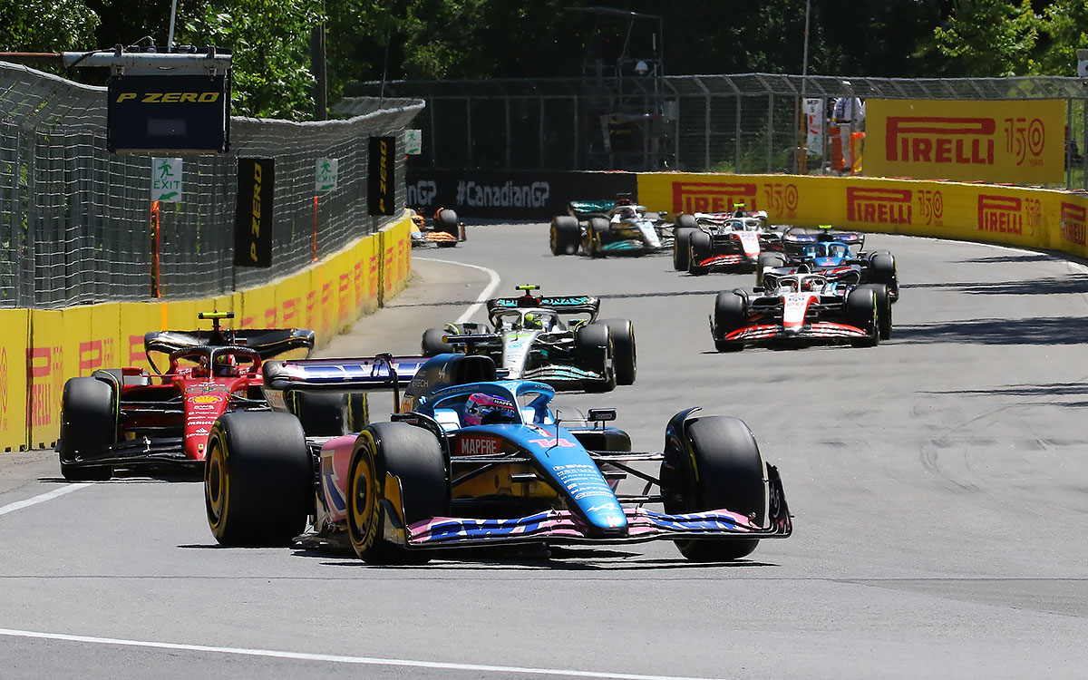 カルロス・サインツ（フェラーリ）を抑えて2番手を走行するフェルナンド・アロンソ（アルピーヌ）、2022年6月19日F1カナダGP決勝レースにて