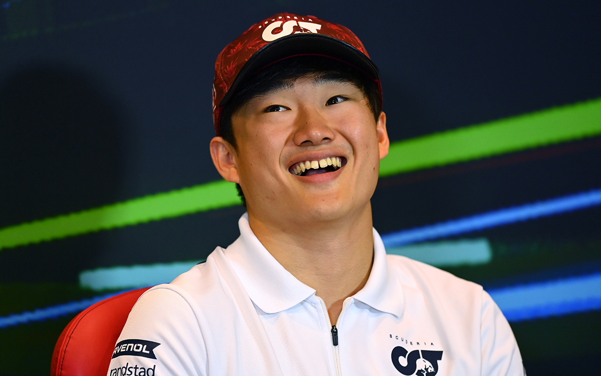 会見中に笑顔を見せるアルファタウリの角田裕毅、2022年6月10日F1アゼルバイジャンGP