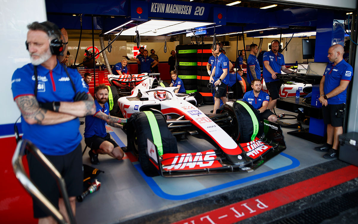 ガレージ内でコースインの指示を待つハースのケビン・マグヌッセン、2022年6月11日F1アゼルバイジャンGP予選