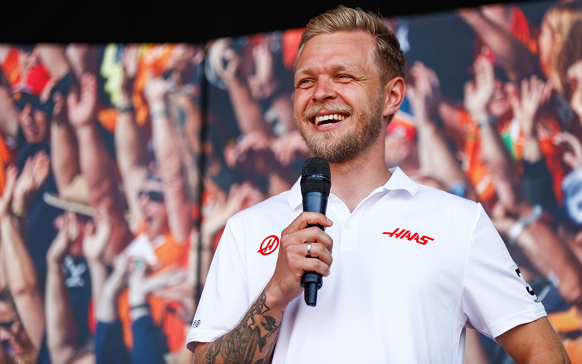 マイクを持ち笑みを浮かべるケビン・マグヌッセン（ハース）、2022年6月16日F1カナダGP