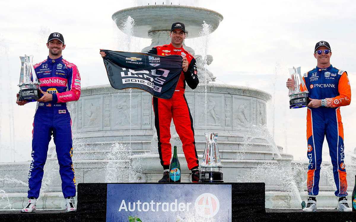 表彰台に上がったアレクサンダー・ロッシ、ウィル・パワー、スコット・ディクソン、2022年6月5日インディカー・シリーズ第7戦デトロイトGP決勝レース