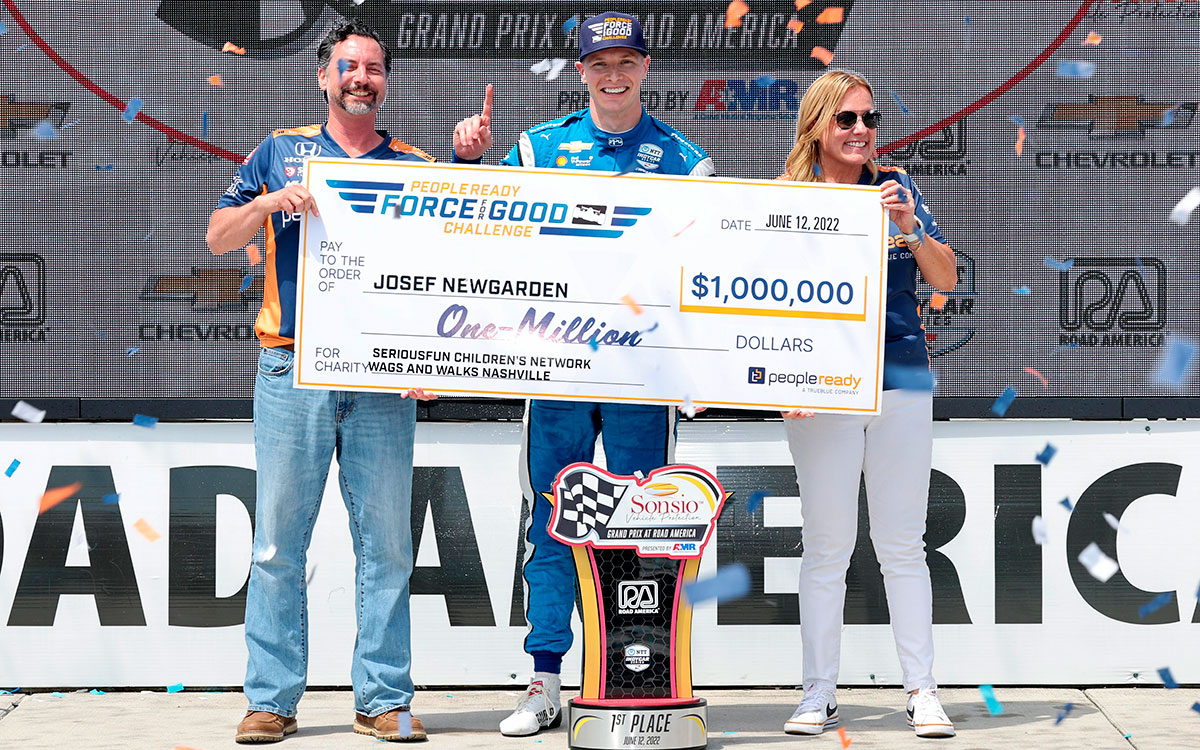 異種3冠を達成して100万ドルのボーナスを受け取るジョセフ・ニューガーデン（チーム・ペンスキー）、2022年6月12日インディカー・シリーズ第8戦ロード・アメリカ決勝レース