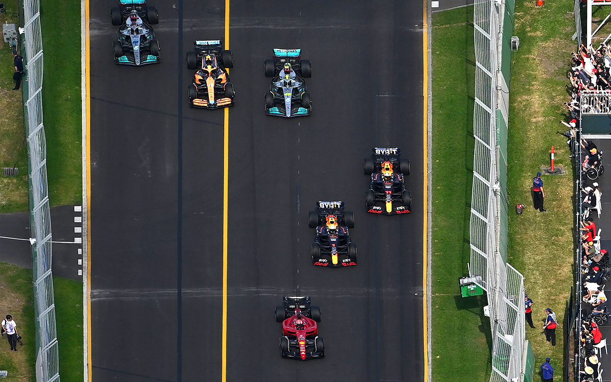 F1オーストラリアGP決勝スタート直後の様子、2022年4月10日アルバート・パーク・サーキットにて