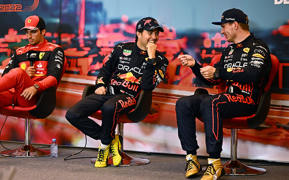 カルロス・サインツ（フェラーリ）を隣に笑い合うレッドブルのセルジオ・ペレスとマックス・フェルスタッペン、2022年5月29日F1モナコGP