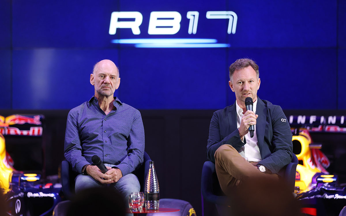 レッドブルのクリスチャン・ホーナー代表と最高技術責任者のエイドリアン・ニューウェイ、2022年6月28日にミルトンキーンズで行われたハイパーカー「RB17」の記者会見にて