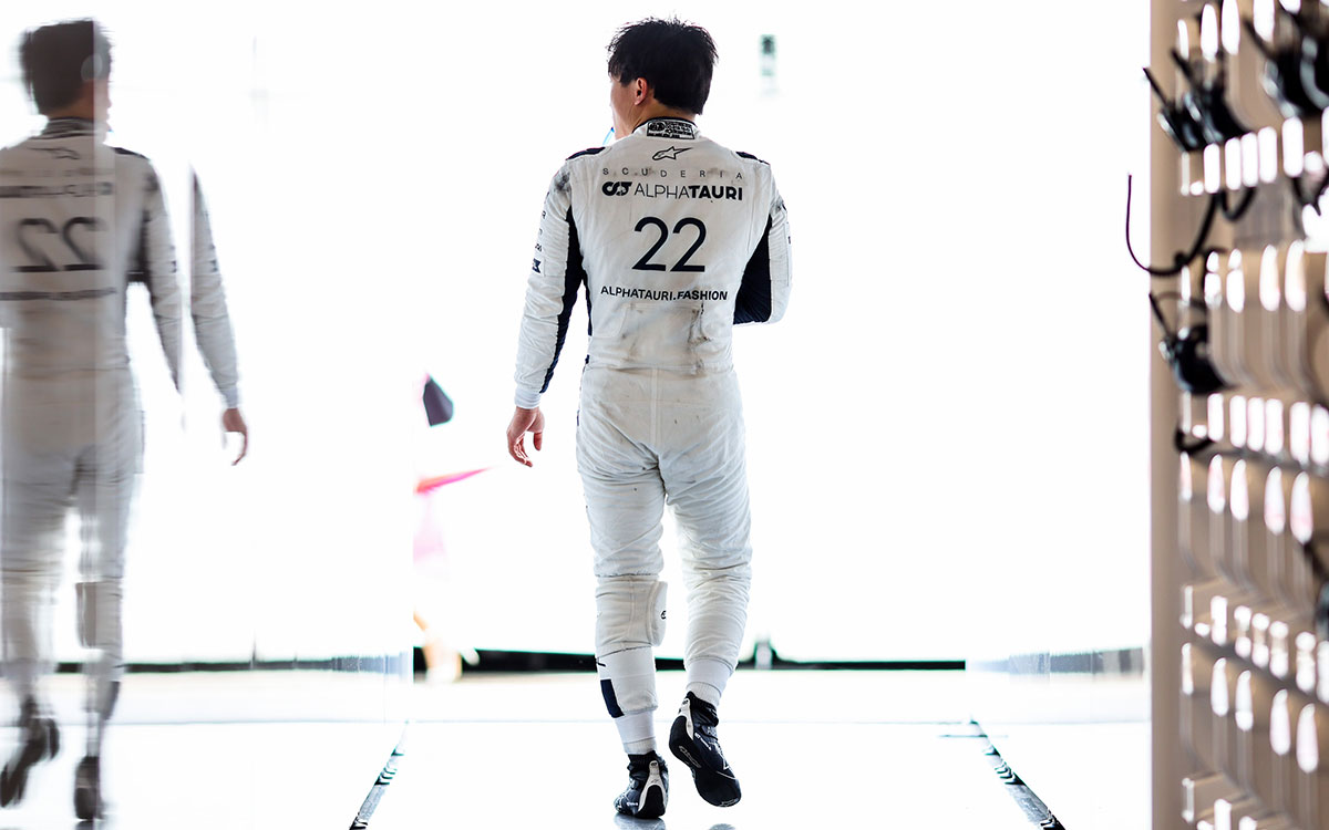 アルファタウリのガレージ内を歩く角田裕毅、2022年6月18日F1カナダGP