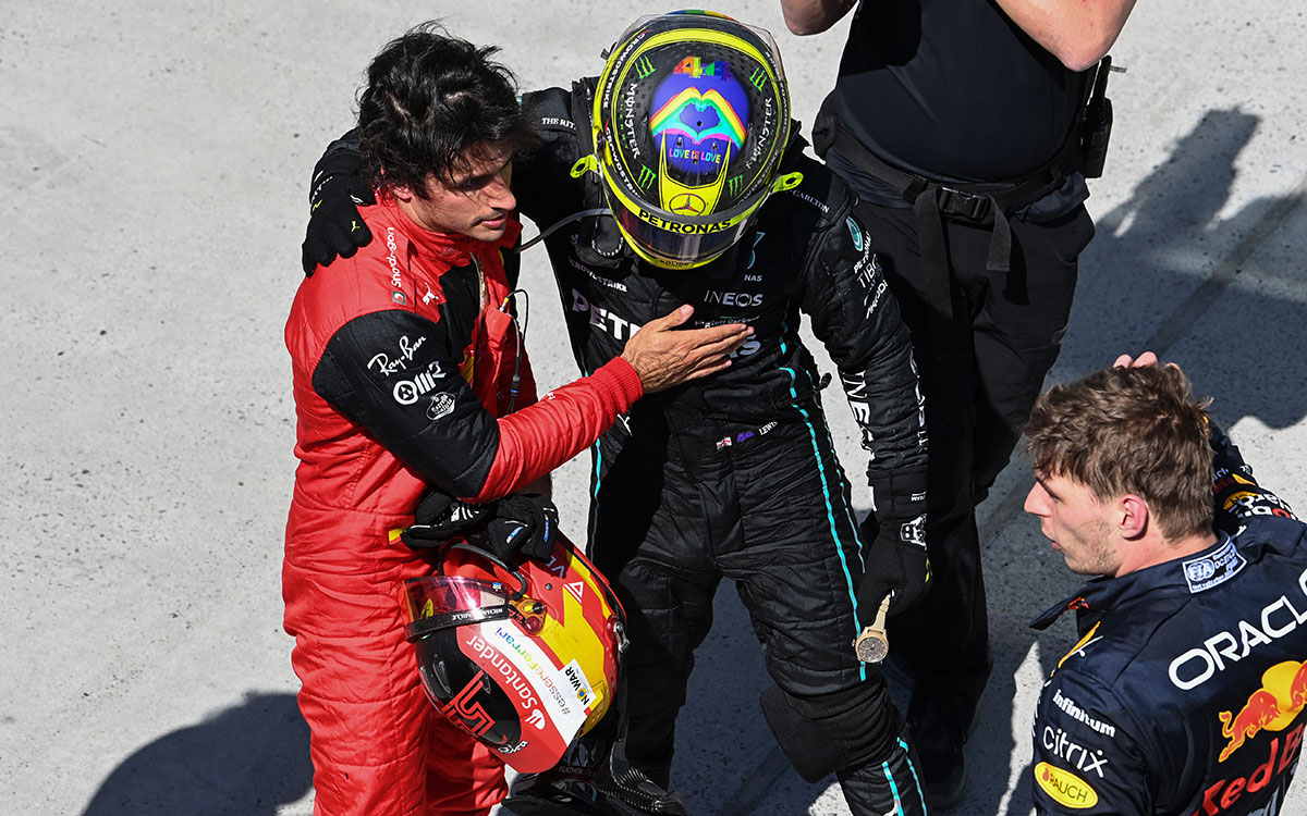 カルロス・サインツ（フェラーリ）と健闘を称え合うルイス・ハミルトン（メルセデス）、2022年6月19日F1カナダGP決勝レース後