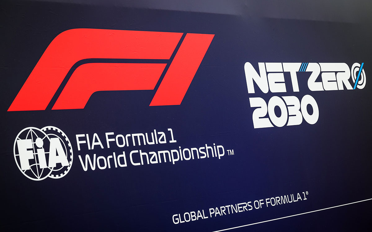国際自動車連盟（FIA）とF1のロゴ、2022年6月30日F1イギリスGPにて