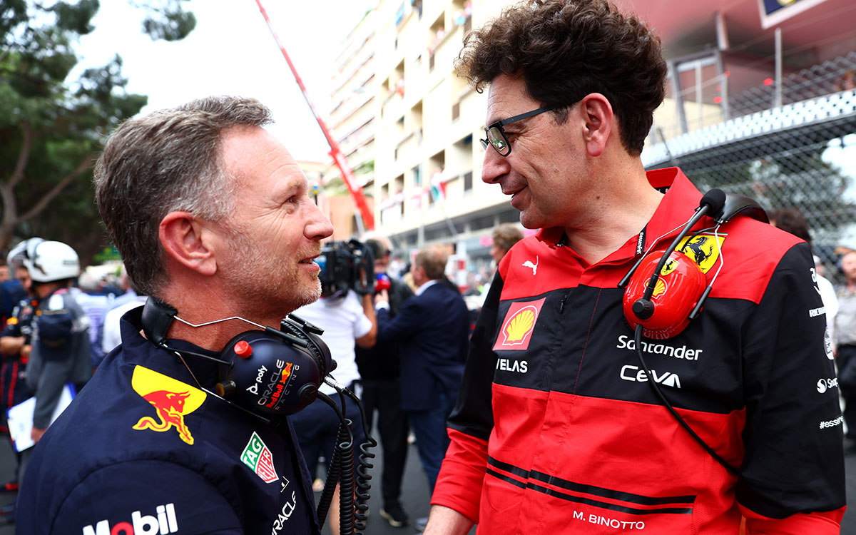レース前のグリッドでフェラーリのマッティア・ビノット代表と談笑するレッドブルのクリスチャン・ホーナー代表、2022年5月29日F1モナコGP