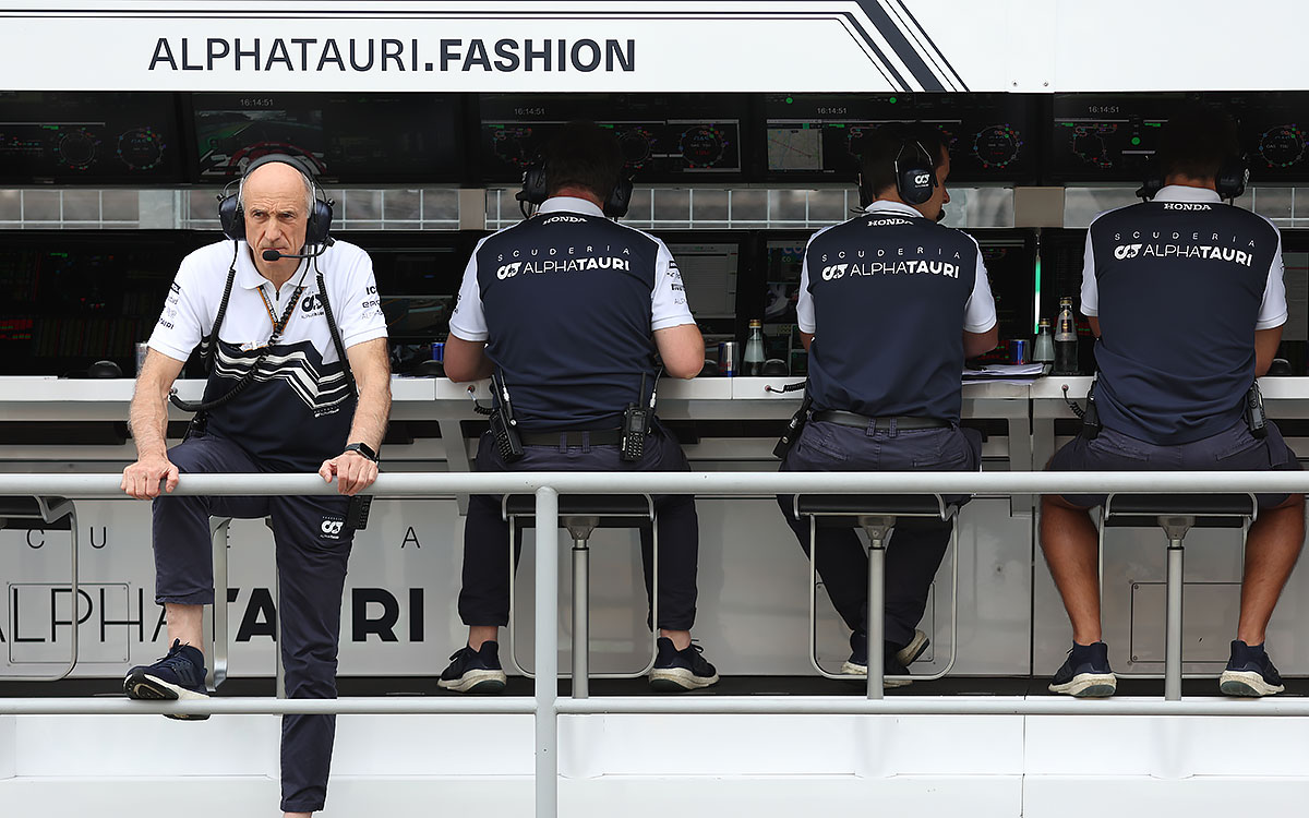 ピットウォールからガレージを様子を見守るスクーデリア・アルファタウリのフランツ・トスト代表、2022年7月30日F1ハンガリーGP予選