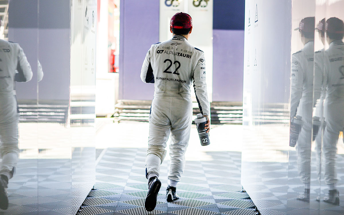 予選を終えてガレージを後にする角田裕毅（アルファタウリ）の後ろ姿、2022年7月8日F1オーストリアGP予選hん