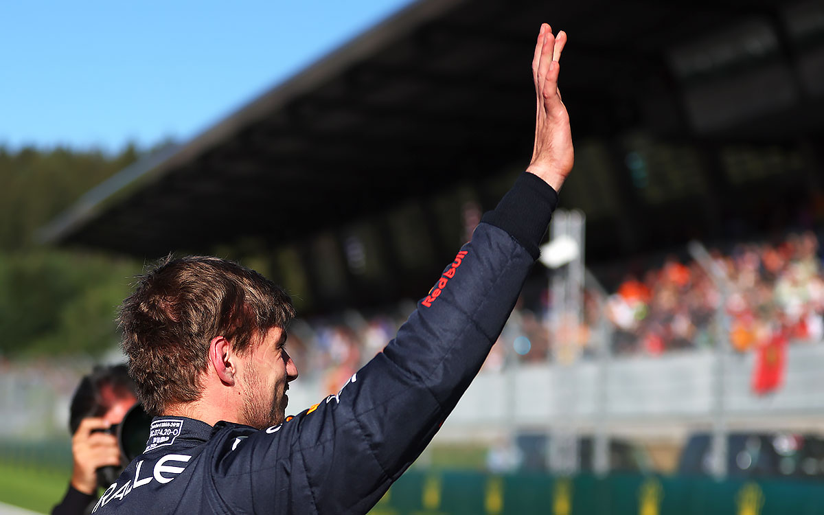 ポールポジションを獲得してグランドスタンドのファンの声援に応えるマックス・フェルスタッペン（レッドブル）、2022年7月8日F1オーストリアGP予選