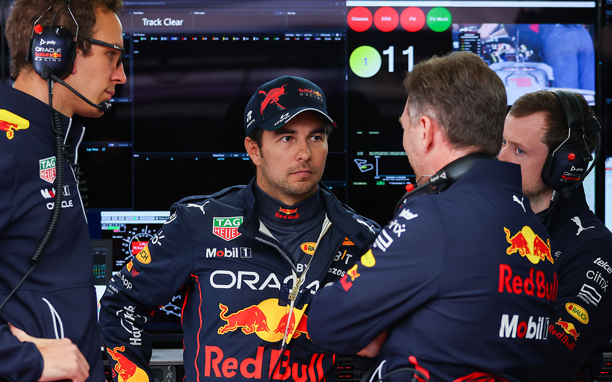 ガレージ内でチーム代表のクリスチャン・ホーナー、レースエンジニアのヒュー・バードと話すレッドブルのセルジオ・ペレス、2022年7月9日F1オーストリアGP