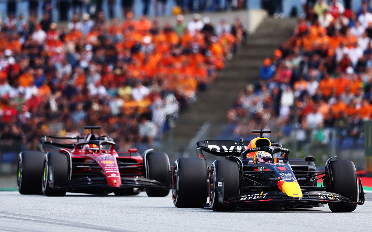 シャルル・ルクレール（フェラーリ）と優勝争いを繰り広げるマックス・フェルスタッペン（レッドブル）、2022年7月10日F1オーストリアGP