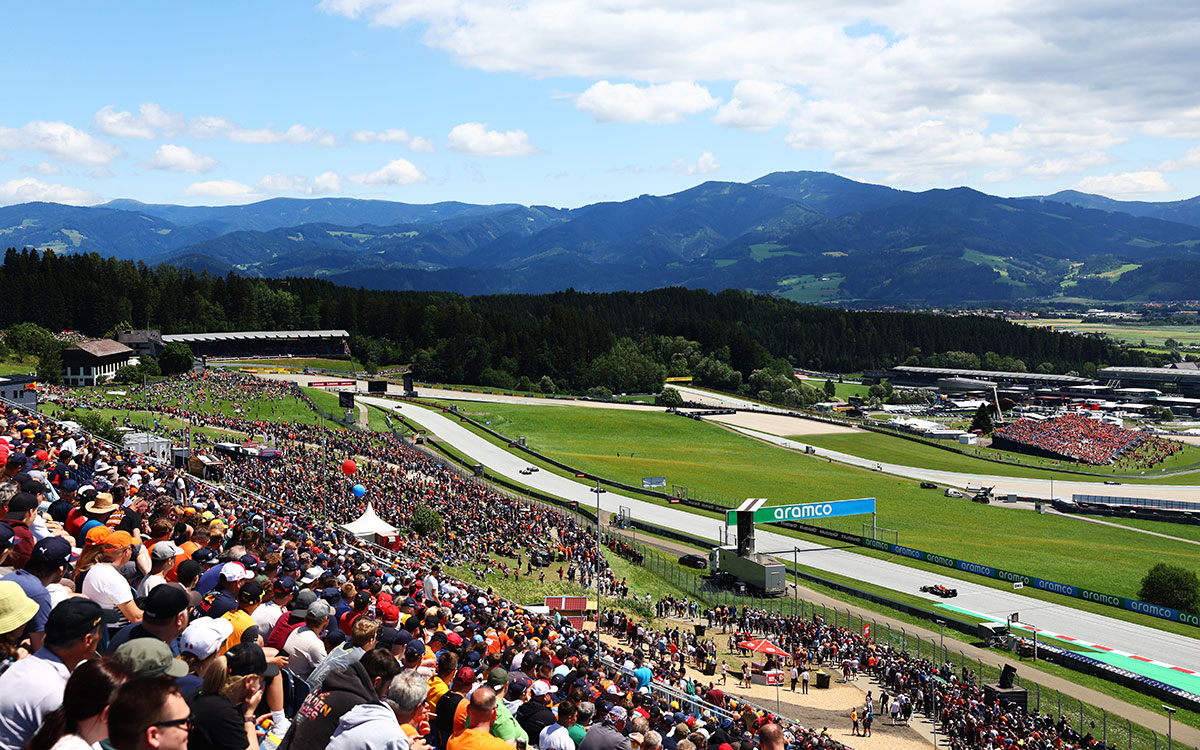 レッドブル・リンクの第二セクターとプラクティス走行を観戦する観客、2022年7月8日F1オーストリアGP FP1