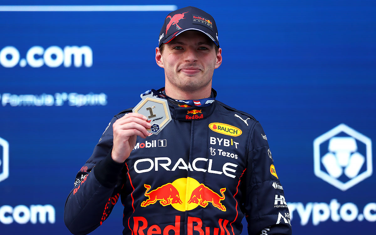 メダルを掲げるスプリントウィナーのマックス・フェルスタッペン（レッドブル）、2022年7月9日F1オーストリアGPスプリント