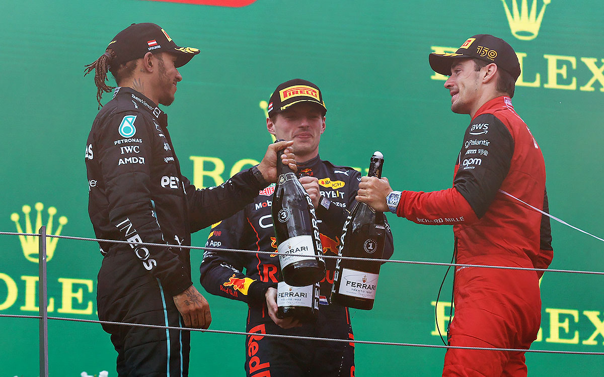 表彰台の上でシャンパンを手に持つルイス・ハミルトン（メルセデス）、マックス・フェルスタッペン（レッドブル）、シャルル・ルクレール（フェラーリ）、2022年7月10日F1オーストリアGP