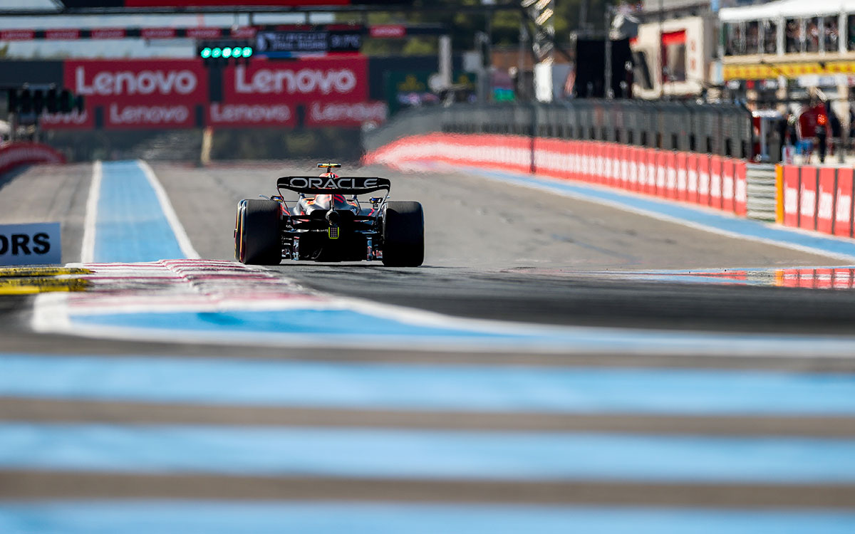 ポール・リカール・サーキットのホームストレートを駆け抜けるセルジオ・ペレス（レッドブル）、2022年7月22日F1フランスGP