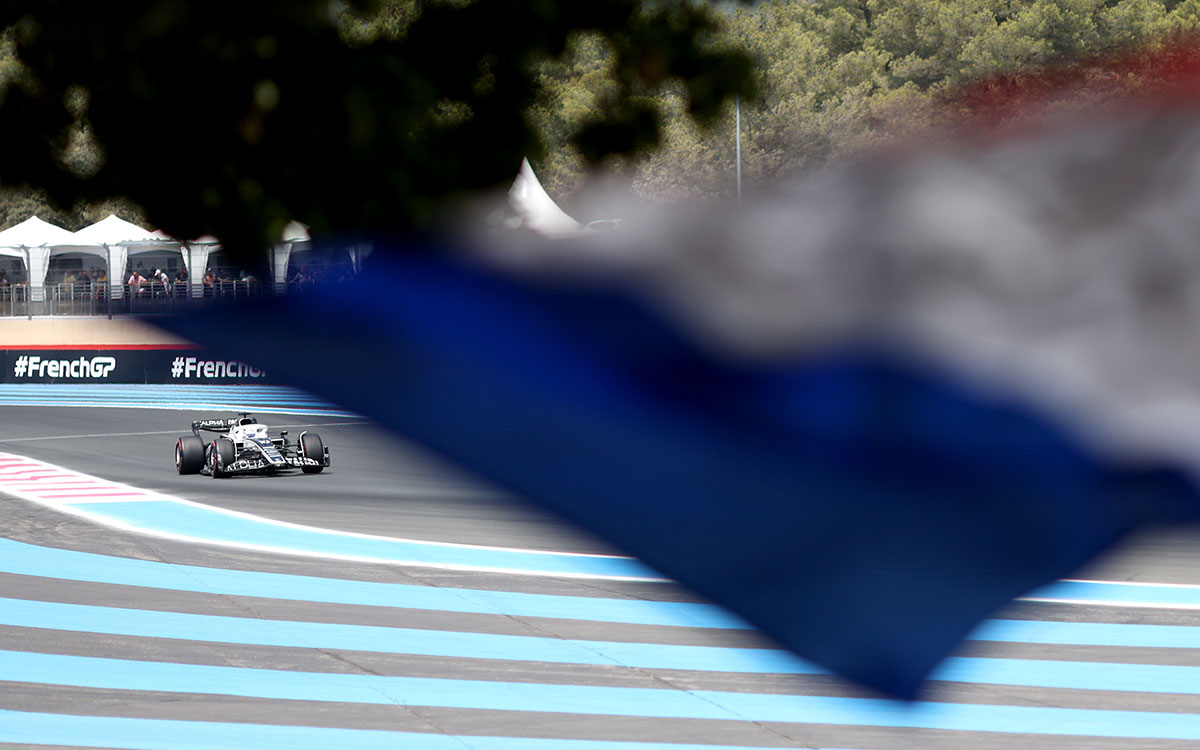 フランス国旗とピエール・ガスリー（アルファタウリ）、2022年7月23日F1フランスGP