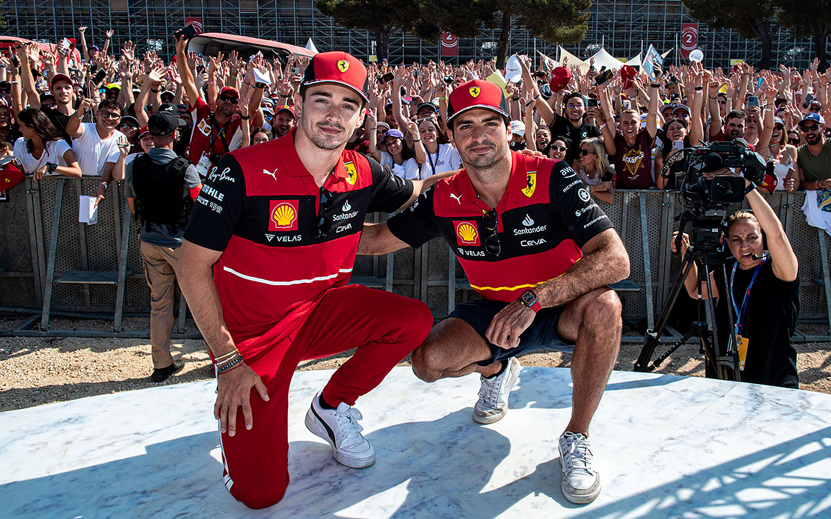肩を組むフェラーリのシャルル・ルクレールとカルロス・サインツ、2022年7月23日F1フランスGP