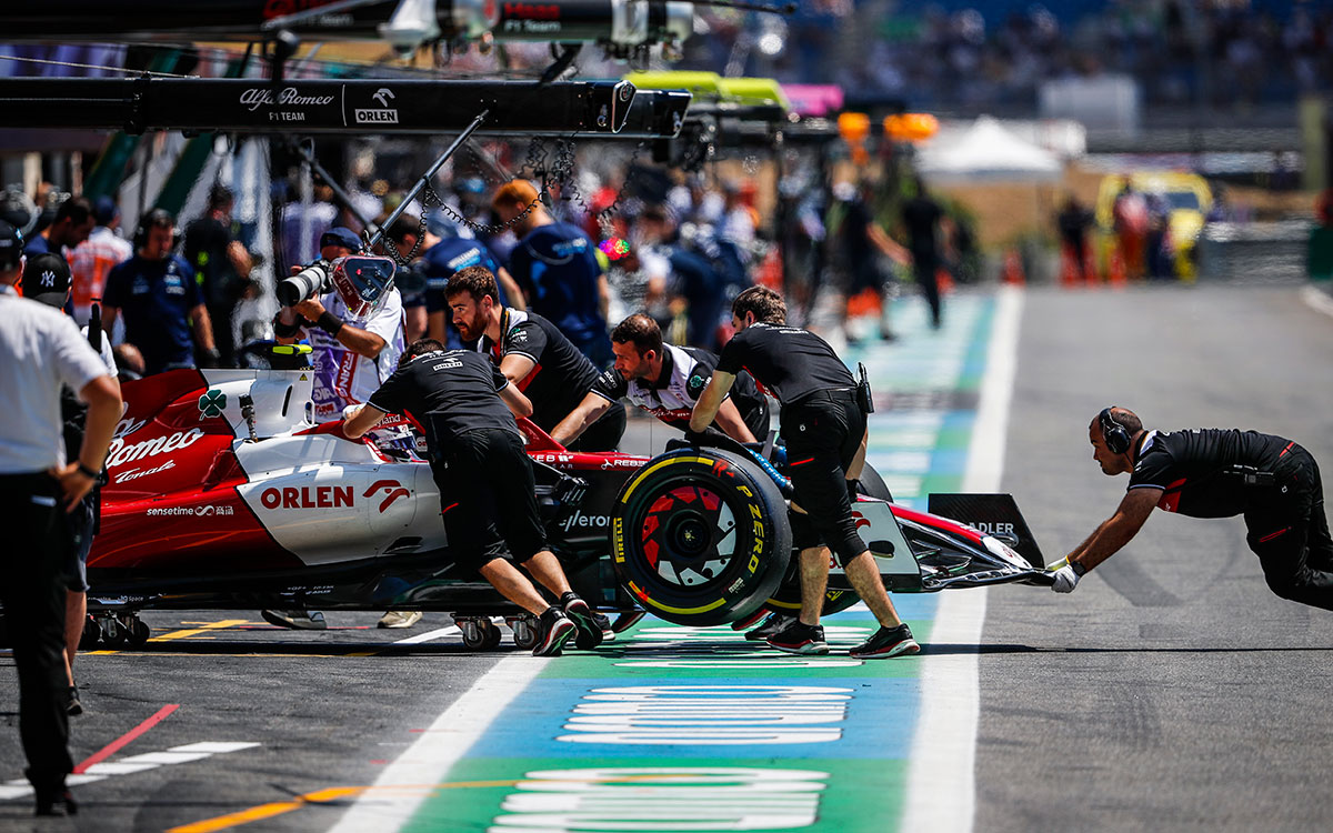周冠宇のマシンをガレージに運び込むアルファロメオのピットクルー、2022年7月23日F1フランスGP