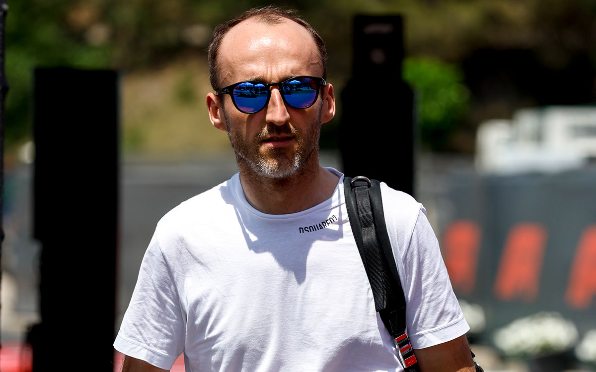 カタロニア・サーキットのパドックを歩くアルファロメオのロバート・クビサ、2022年5月19日F1スペインGP