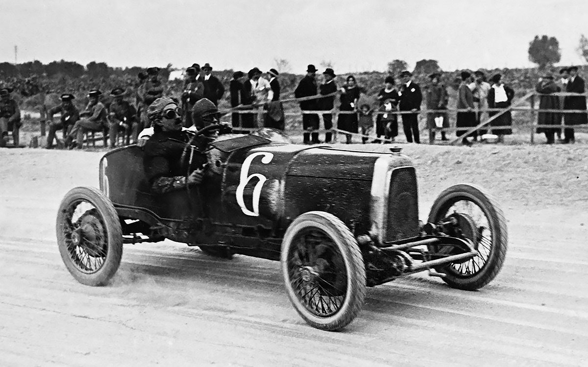 アストンマーチンTT2、1922年スペインGPにて