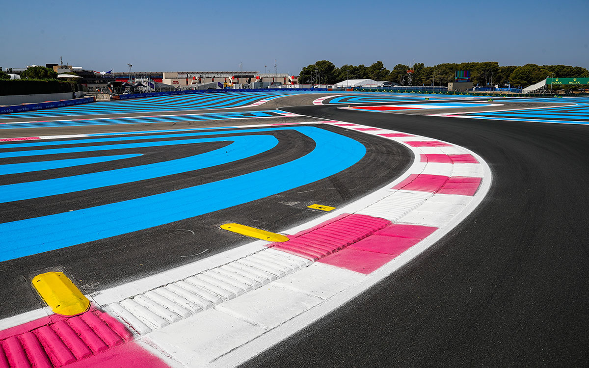 青色のストラップゾーンが印象的なポール・リカール・サーキット、2022年7月21日F1フランスGP