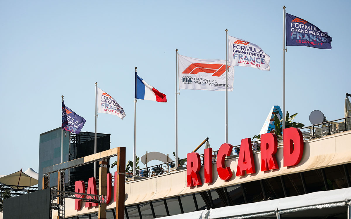 ポール・リカール・サーキットのピットビル屋上に掲げられたフランス国旗とF1のロゴ