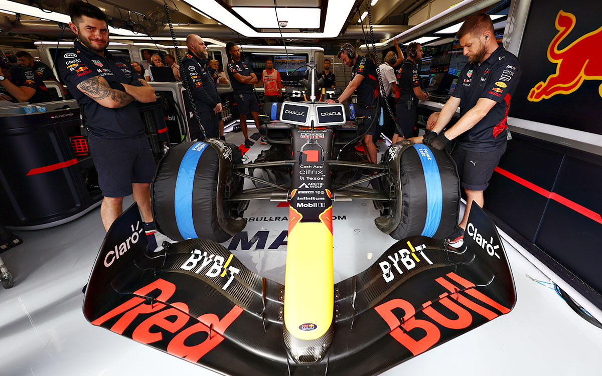 ガレージ内でセッション開始を待つマックス・フェルスタッペン（レッドブル）、2022年7月30日F1ハンガリーGP予選