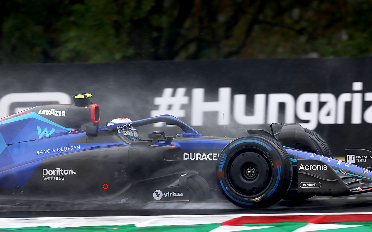 インターミディエイトタイヤを履いて雨のハンガロリンクを走行するニコラス・ラティフィ（ウィリアムズ）、2022年7月30日F1ハンガリーGP FP3