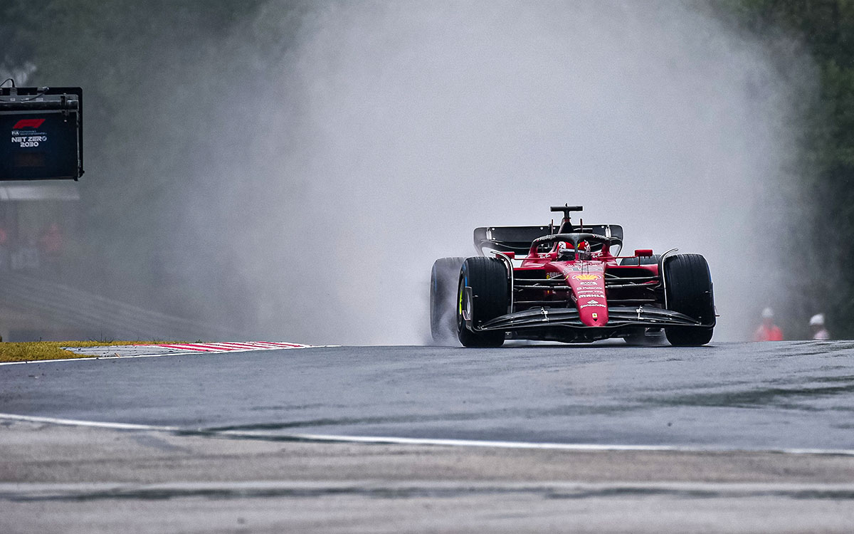 水しぶきを上げながら雨のハンガロリンクを走行するシャルル・ルクレール（フェラーリ）、2022年7月30日F1ハンガリーGP FP3