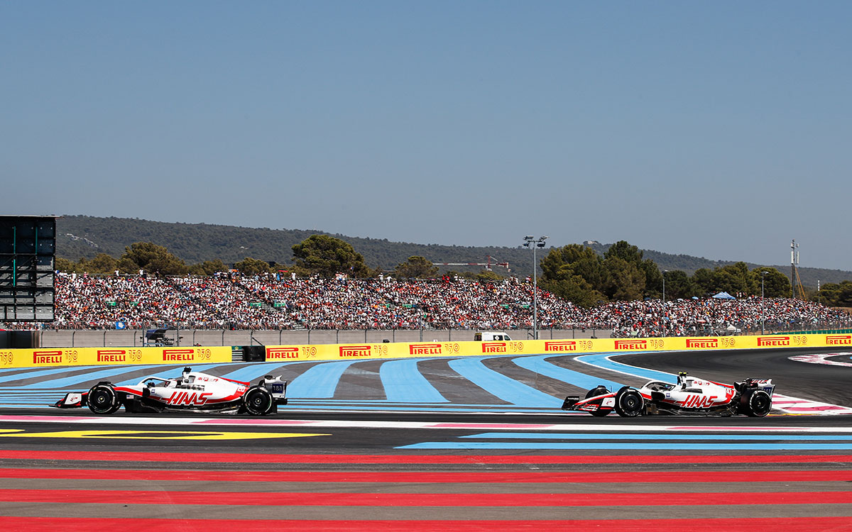 ポール・リカール・サーキットを周回するハースF1チームのケビン・マグヌッセンとミック・シューマッハ、2022年7月24日F1フランスGP決勝レース