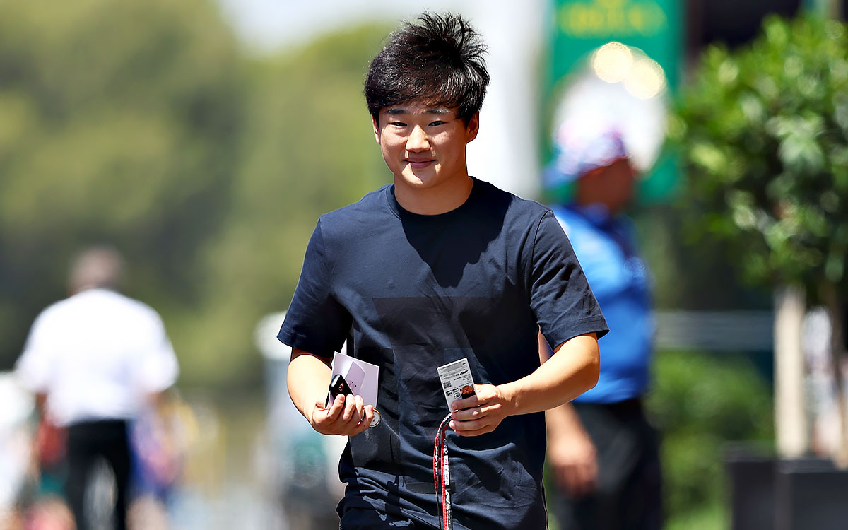 ポール・リカール・サーキットのパドックを歩く角田裕毅（アルファタウリ）、2022年7月21日F1フランスGP