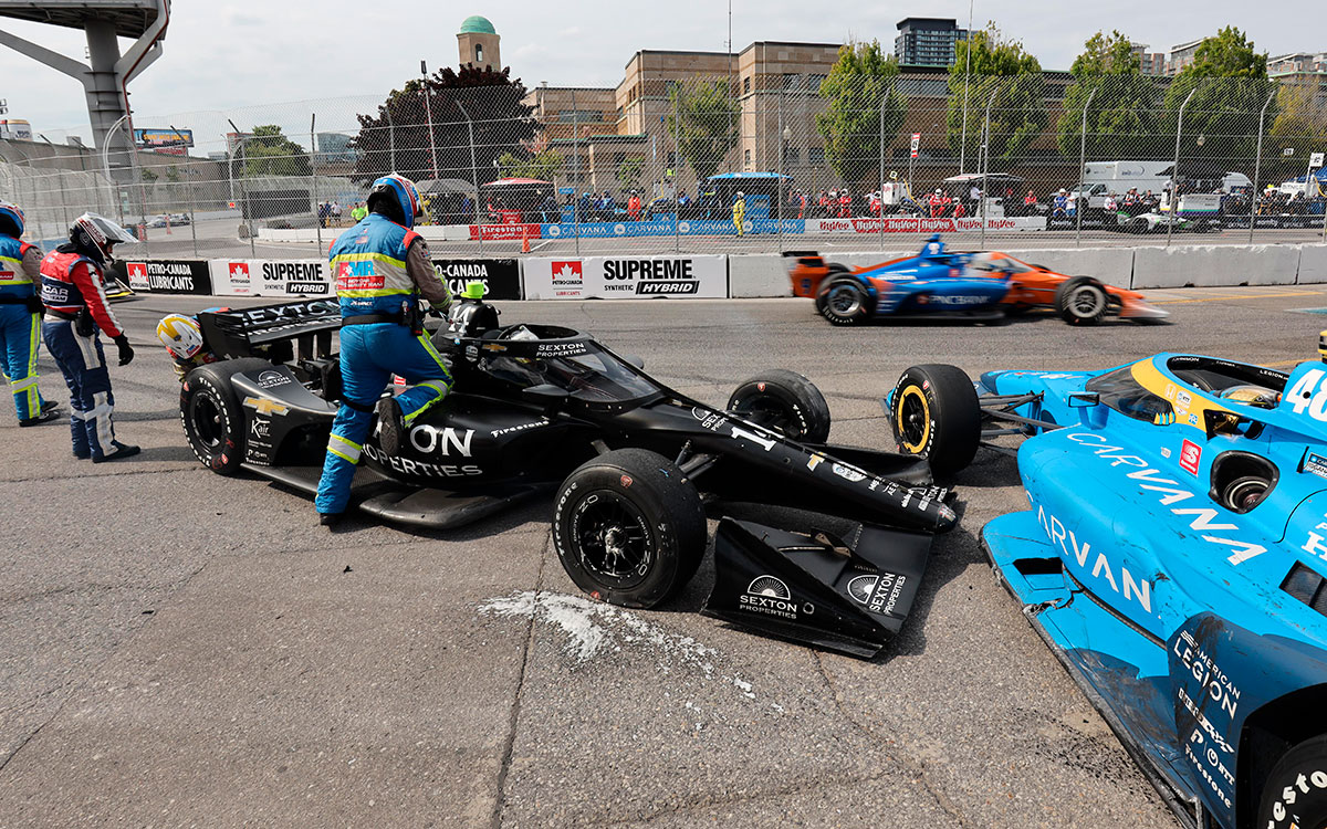 クラッシュしたカイル・カークウッドとジミー・ジョンソン、2022年7月17日インディカー・シリーズ第10戦決勝レース