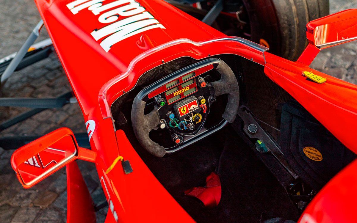 ミハエル・シューマッハが1988年のF1世界選手権でドライブしたスクーデリア・フェラーリ「F300」のコックピット
