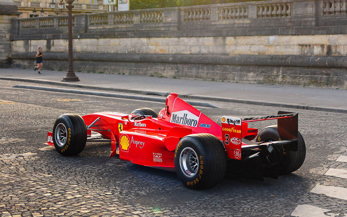 ミハエル・シューマッハが1988年のF1世界選手権でドライブしたスクーデリア・フェラーリ「F300」左リアから