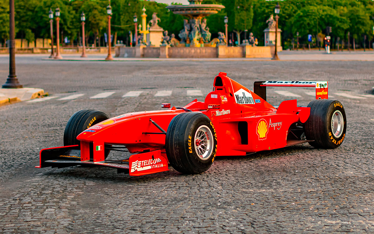 ミハエル・シューマッハが1988年のF1世界選手権でドライブしたスクーデリア・フェラーリ「F300」左フロントから