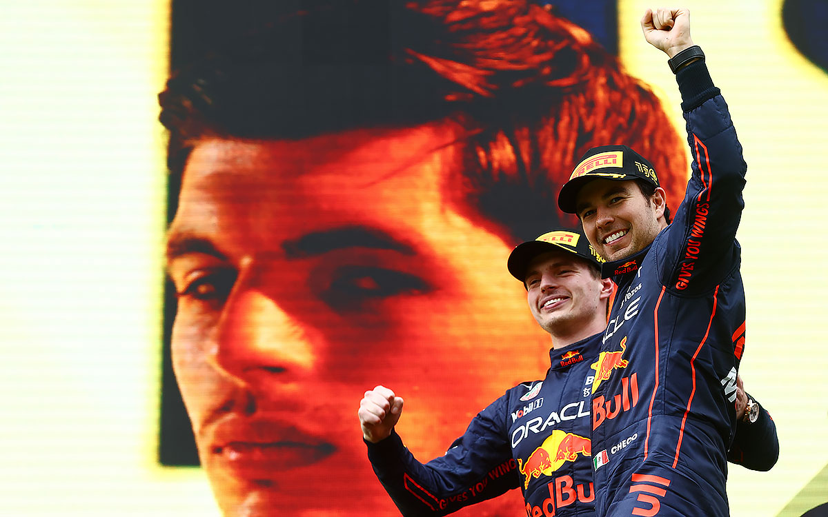 F1エミリア・ロマーニャGPで1-2フィニッシュを飾り表彰台の上で肩を組むレッドブルのマックス・フェルスタッペンとセルジオ・ペレス、2022年4月25日