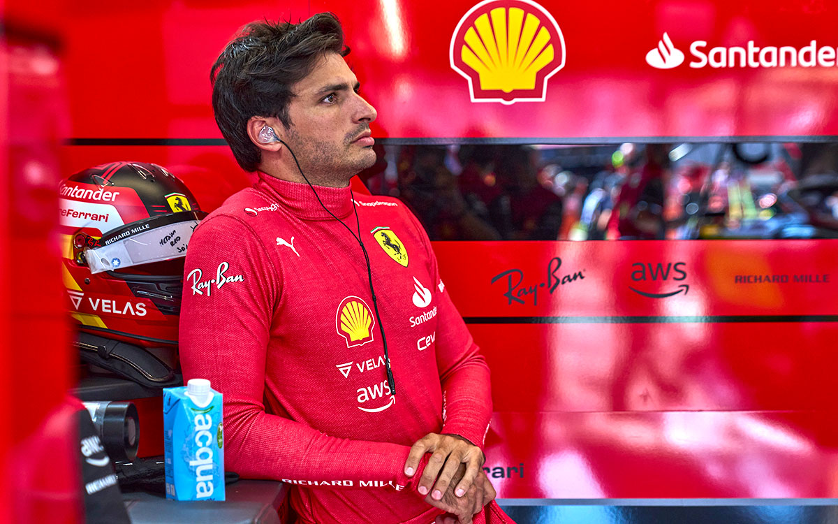 ガレージ内でモニターを見つめるカルロス・サインツ（フェラーリ）、2022年7月22日F1フランスGP