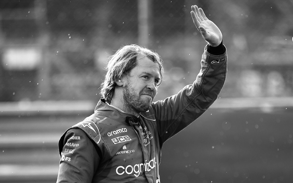 ファンに手を振るセバスチャン・ベッテル（アストンマーチン）、2022年F1イギリスGP